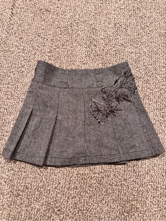 Guess Dresses & Skirts - Vintage Guess Jeans - Gray Pleated Mini Skirt with Embroidered Patch